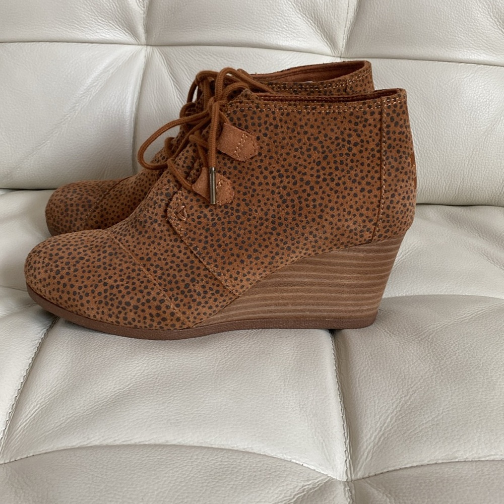 Excellent Condition! Tom’s Suede Wedge